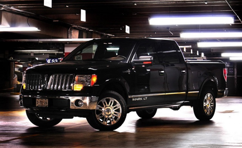 2015 Lincoln Mark LT side view