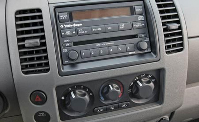 2005 Nissan Frontier climate and radio controls