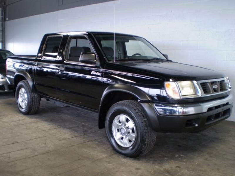 2000 Nissan Frontier 4WD SE in Crest Hill, Illinois