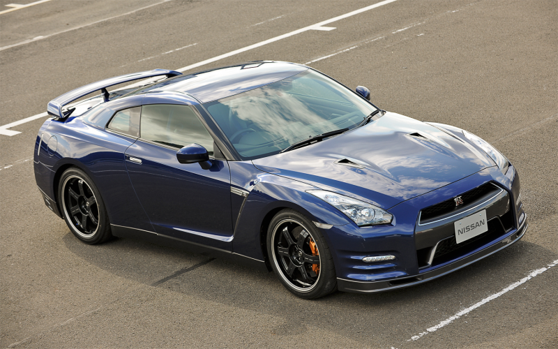 2013 Nissan Gt R Front Right Side View