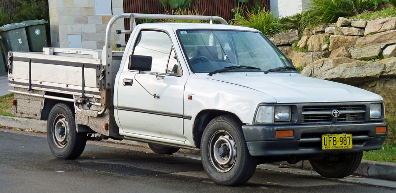 File:1994-1997 Toyota Hilux (RN85R) 2-door cab chassis 01.jpg
