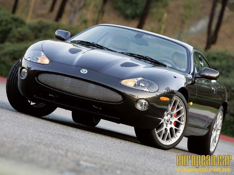 0512_01z+2005_Jaguar_XKR_Coupe+Front_Drivers_Side_View