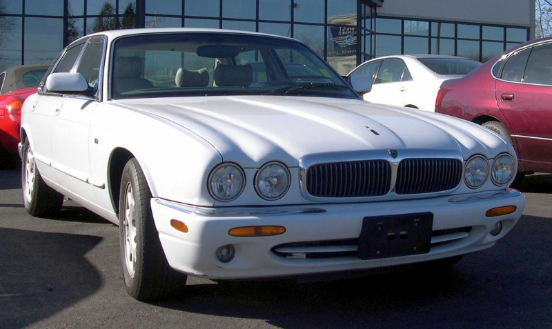 Bestand:1999 Jaguar XJ8.jpg