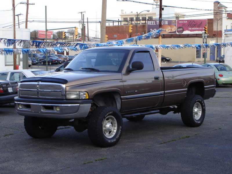 Learn more about Dodge Ram 2500 SLT 2001.