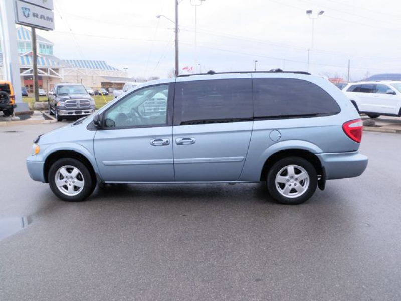 2006 Dodge Grand Caravan SXT WITH LEATHER in Grimsby, Ontario image 2