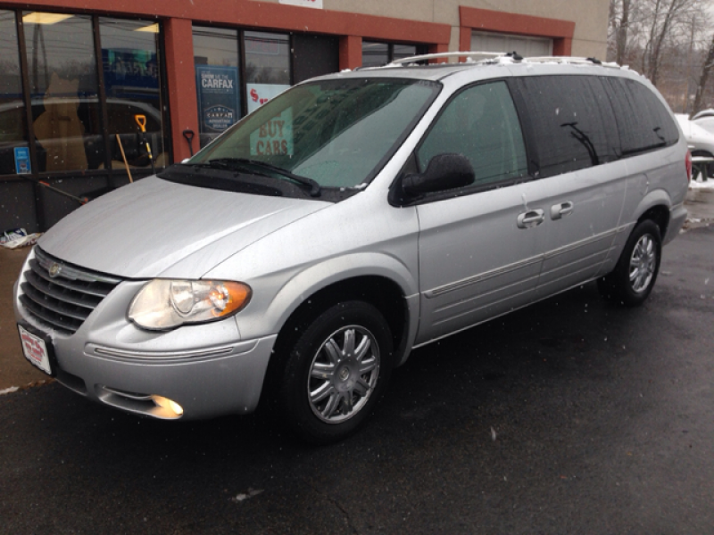 2005 Chrysler Town And Country Photos