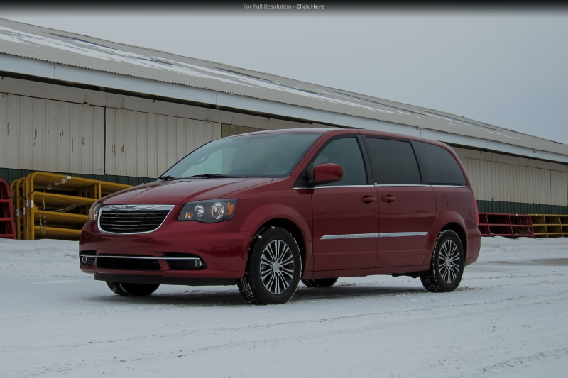 2014 chrysler town and country front three quarter 1