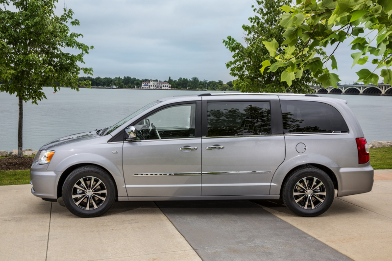2014-chrysler-town-and-country-30th-anniversary-edition-4-1.jpg