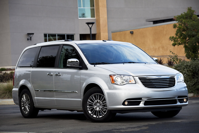 04-2011-chrysler-town-and-country.jpg