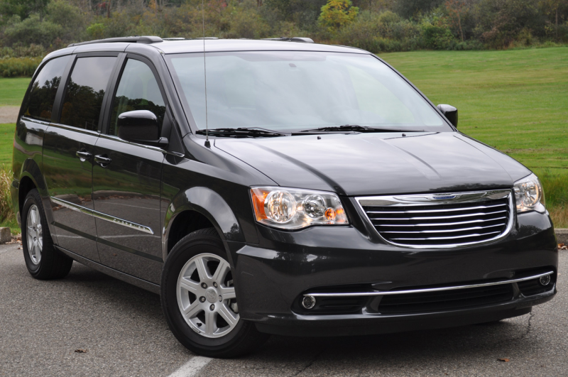 2011-chrysler-town-and-country-002.jpg
