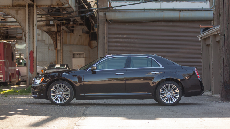 2013-Chrysler-300C-Luxury_0003