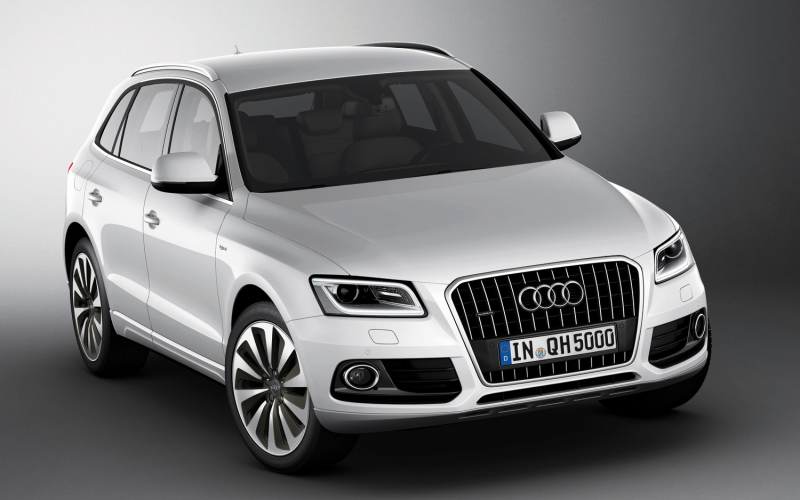 Audi Q5 Hybrid Front Side View