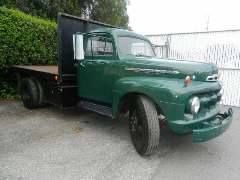 81: 1951 Ford F5 Flatbed Truck