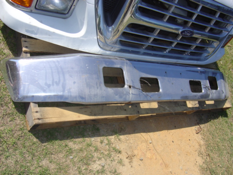 This is a used Ford Bumper. Bumper will fit a 2000-2004 Ford F-550, F ...