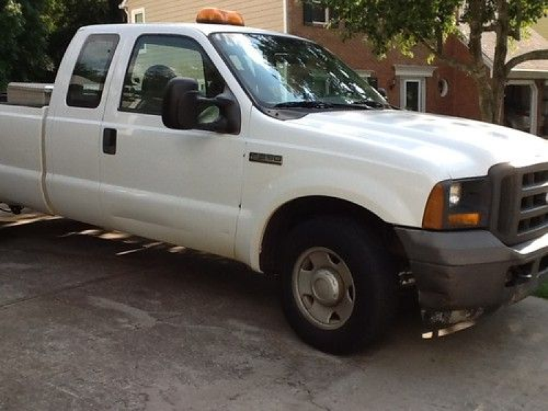 2005 Ford F-250 Super Duty XL Extended Cab Pickup 4-Door 5.4L, image 2