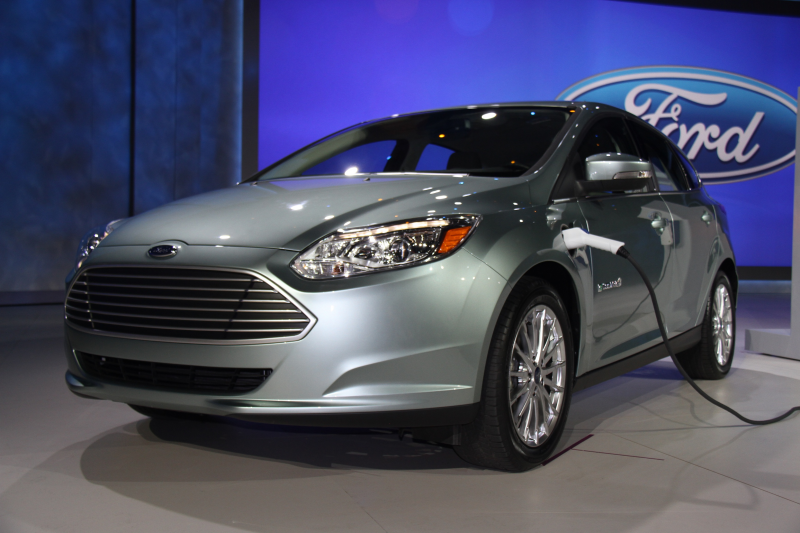 2014 Ford Focus Electric Overview Front Exterior With Charging Photo