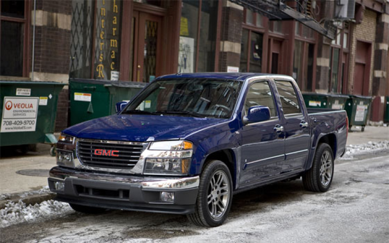 ... take on its eight-cylinder mid-size twin, the 2009 GMC Canyon V-8