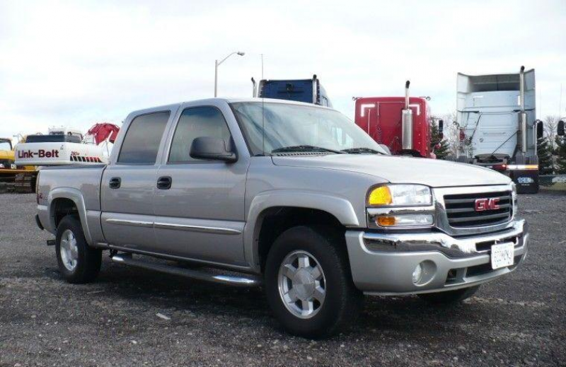 Front Right 2005 GMC Sierra SLT Truck Picture