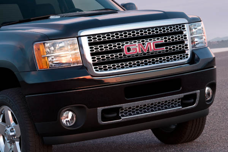 of the Denali include a bright chrome grille with the signature Denali ...