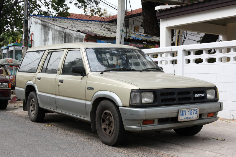 Description Mazda B2500 wagon in Ubon Thailand.jpg