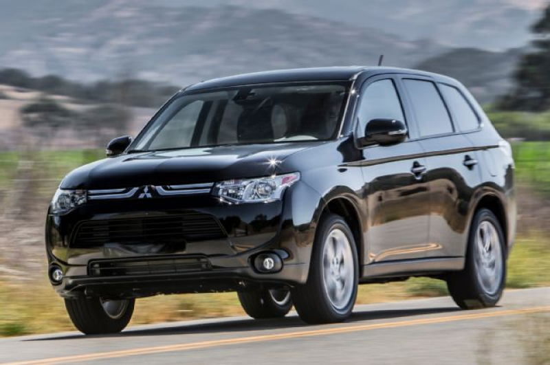 2014 Mitsubishi Outlander SE AWD Front View In Motion