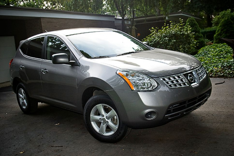2010 Nissan Rogue S Front Three Quarters Static Photo 1