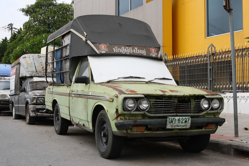 File:Old Toyota Hilux in Bangkok.JPG