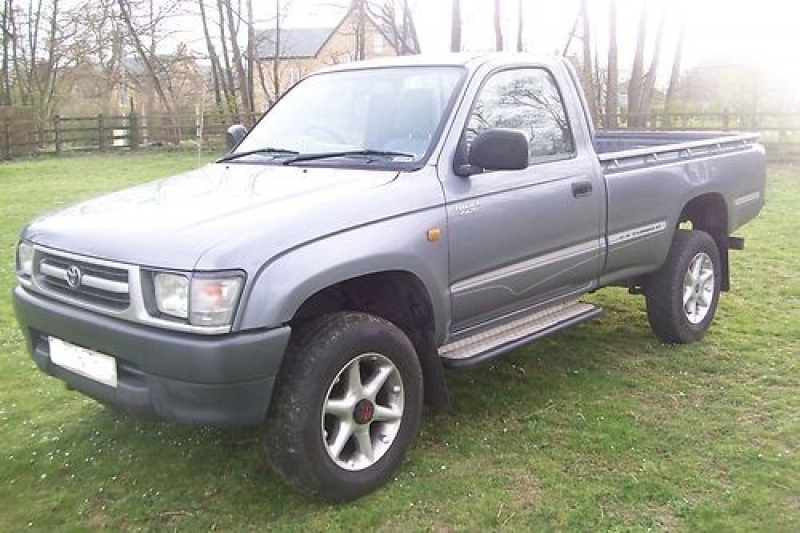 2000/ TOYOTA HILUX 4WD SINGLE CAB PICK UP TRUCK Grey