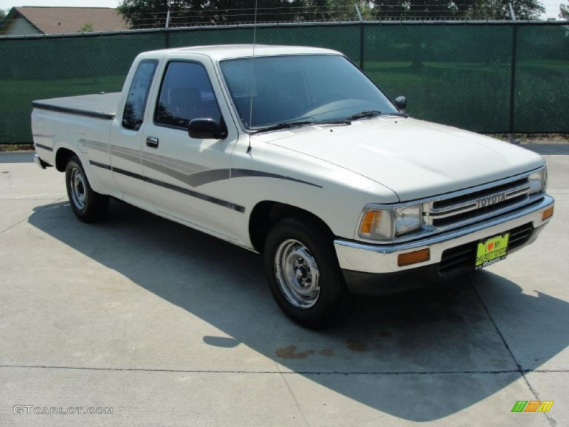 1990 Toyota Pickup Deluxe Extended Cab - White Color / Blue Interior