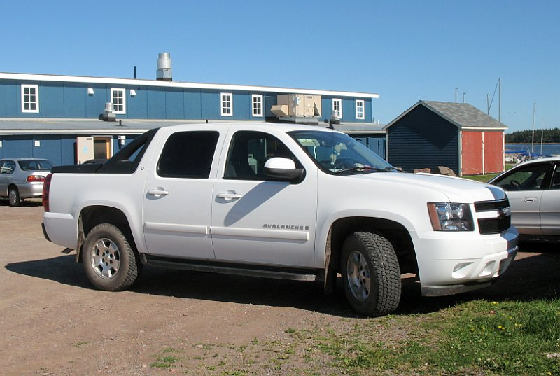 Front Right White 2007 Chevrolet Avalanche Truck Picture