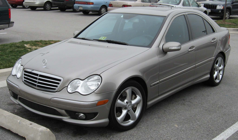 Descripción 2005-2007 Mercedes-Benz C-Class.jpg