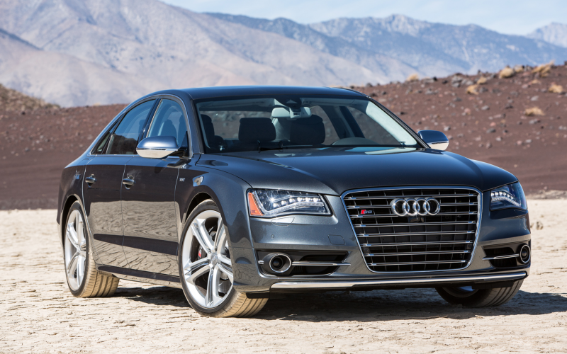 2013 Audi S8 Front Right View