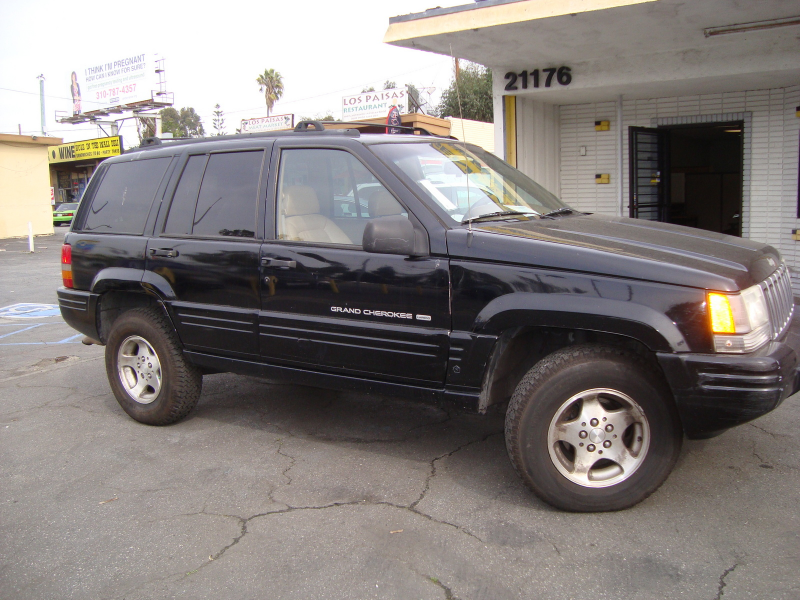 Drivers like the 1999 Jeep Cherokee's appearance, luxury, comfort, off ...